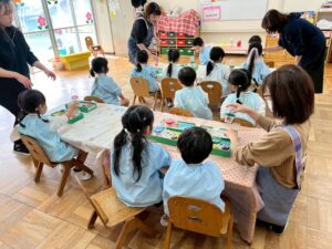 年少組の絵画造形指導‼　「楽器を作りました♪」